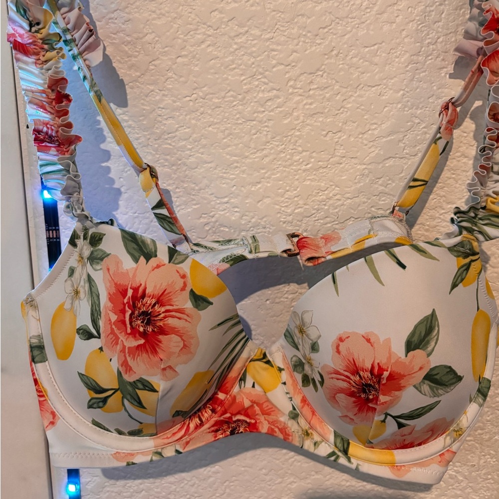 Floral scalloped swimsuit set